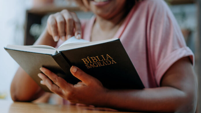 5 dicas para Iniciar uma Rotina Diária de Oração e Leitura da Bíblia foto de uma pessoa lendo a biblia