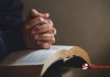 Como orar a Palavra de Deus — e por que isso muda tudo na sua vida de oração Aprenda como orar a Palavra de Deus com fé e descubra uma estratégia prática para montar orações com versículos bíblicos — incluindo um exemplo completo de oração pela cura física.
