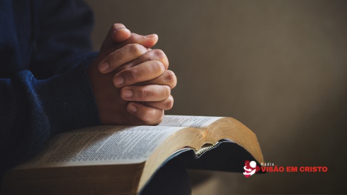 Aprenda como orar a Palavra de Deus com fé e descubra uma estratégia prática para montar orações com versículos bíblicos — incluindo um exemplo completo de oração pela cura física.