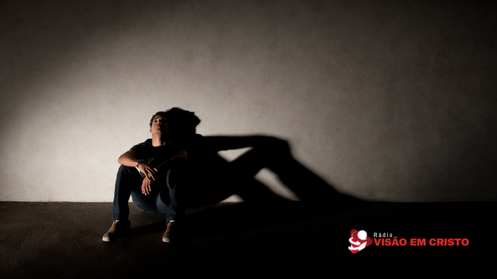 esperança acaba Davi foi ungido rei e ainda assim passou anos numa caverna fugindo de Saul. O que ele aprendeu lá dentro — e o que o Salmo 42 revela — pode ser exatamente o que você precisa nos seus dias de sufoco.