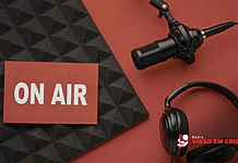 Podcast Cristão pra Jovem: 9 Indicações que Falam a Sua Língua Cansado de conteúdo cristão que parece que foi feito pros seus pais? Separamos 9 podcasts que falam a língua da sua geração. Bora ouvir?