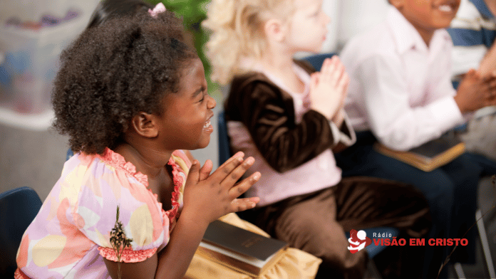 devocional infantil Devocional infantil: guia completo por idade, atividades, cronograma de histórias bíblicas e um modelo pronto para usar hoje com seus filhos.