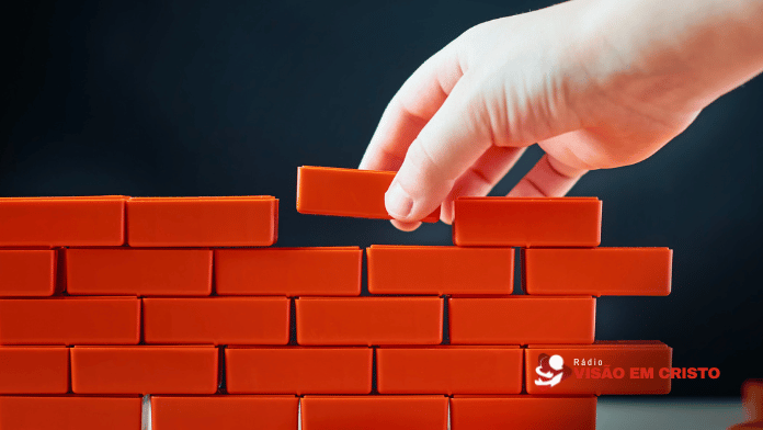 reconstruir a fé depois de uma decepção com Deus Como reconstruir a fé depois de uma decepção com Deus? Entenda a dor, enfrente suas dúvidas e descubra caminhos para voltar a confiar.