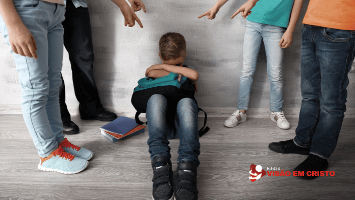Bullying No Dia Mundial de Combate ao Bullying, entenda como identificar essa violência, proteger quem sofre e ensinar o respeito ao próximo à luz da Bíblia.