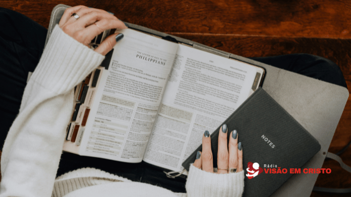 Devocional o que é Devocional: o que é, para que serve e como fazer? Aprenda a ter um momento com Deus, ler a Bíblia, orar e criar uma rotina espiritual.