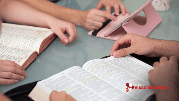 Dinâmica para pequeno grupo Procurando dinâmica para pequeno grupo? Veja 12 ideias cristãs fáceis de aplicar, com objetivos, materiais e perguntas para gerar conversas que vão além da brincadeira.
