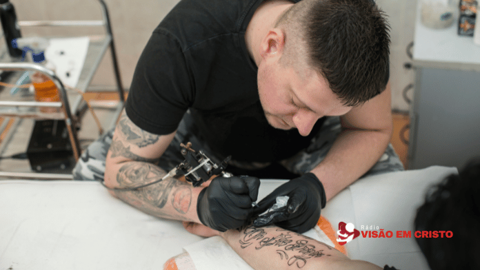 É pecado fazer tatuagem É pecado fazer tatuagem? Entenda o que Levítico 19:28 ensina, veja os princípios do Novo Testamento e saiba como avaliar essa decisão.