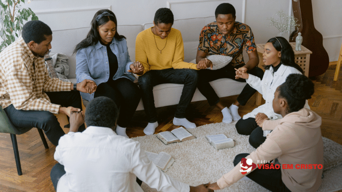 O que é célula O que é célula da igreja? Entenda como funcionam os pequenos grupos cristãos, conheça seus fundamentos bíblicos e descubra por que participar.