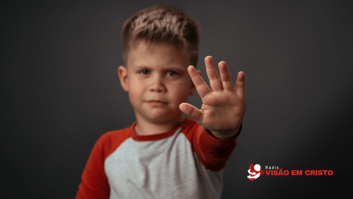 Criando filhos para o amanhã começa com escolhas de hoje. Descubra como educar com amor, limites e princípios cristãos para preparar crianças para a vida.