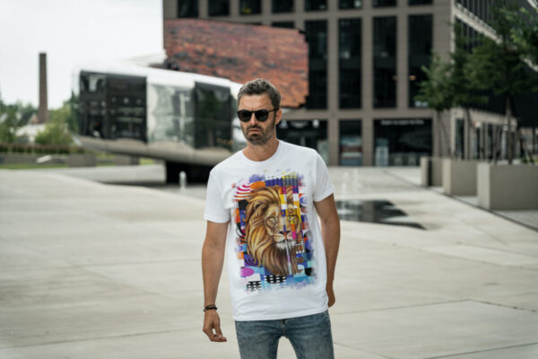 Destaque-se da Multidão com a Camiseta Masculina Leão Colorido