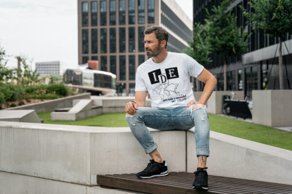 Camiseta Masculina IDE Global: Espalhe a Palavra com o Mundo aos Seus Pés!