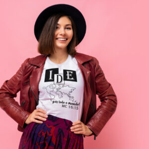 Camiseta Feminina IDE Global: Espalhe a Palavra com o Mundo aos Seus Pés!
