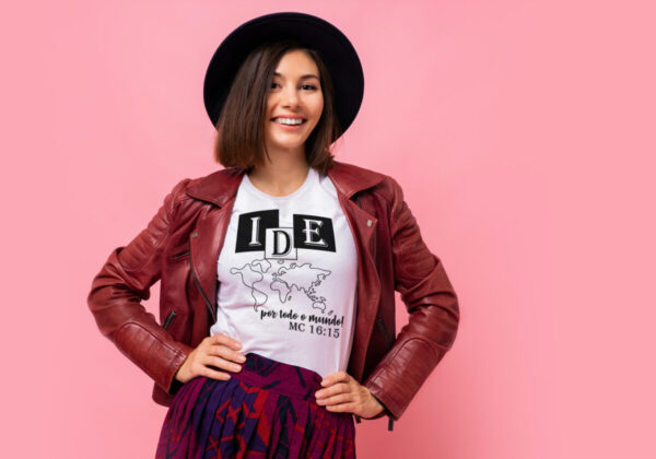 Camiseta Feminina IDE Global: Espalhe a Palavra com o Mundo aos Seus Pés!