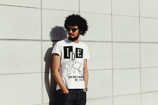 Camiseta Masculina IDE Global: Espalhe a Palavra com o Mundo aos Seus Pés!