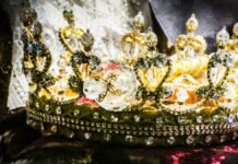 O Único Digno Capa Podcast Reflexão da Bíblia com tema O Único Digno