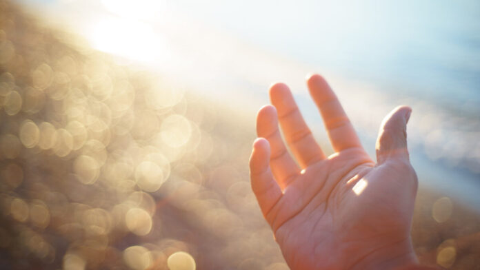 Obra de Deus Capa do podcast Reflexão da Bíblia com o tema A gradeza da obra dos dedos de Deus