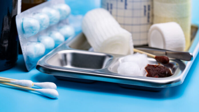 Feridas que precisam ser curadas hoje para não serem infecções Capa do podcast Reflexão da Bíblia com o tema Feridas que precisam ser curadas hoje para não serem infecções