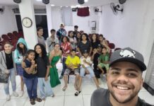Cine Pipoca, a nova geração sendo alcançada pela arte Foto com todos adolecentos apos o cine pipoca