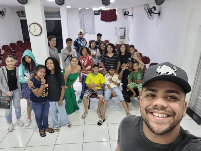Cine Pipoca Foto com todos adolecentos apos o cine pipoca