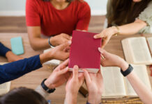 O chamado inadiável da Grande Comissão uma fotos de varias pessoas segurando uma biblia