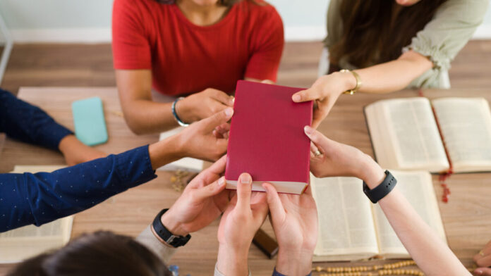 Grande Comissão uma fotos de varias pessoas segurando uma biblia