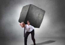 Jesus Deseja Aliviar Nossas Cargas fota de uma pessa carregando um grande peso nas coastas