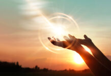 A bênção de Isaque: Reflexões da pastora Marineide Simas foto de umm por do sol com duas mãos em sinal de receber