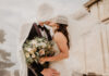 foto de um casal se beijando no casamento
