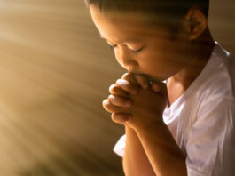 foto de uma criança orando