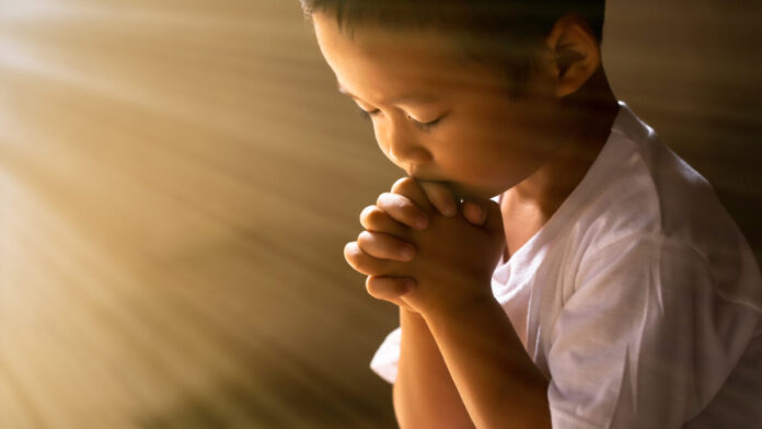 foto de uma criança orando
