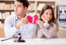 5 Dicas para salvar o casamento e melhorar a relação Olá casais! Como conselheiro de casais, acredito que a Bíblia seja uma fonte rica de sabedoria e orientação para os relacionamentos. Hoje, quero compartilhar com vocês 5 dicas com base nos princípios bíblicos para salvar o casamento e melhorar a relação com sua esposa ou marido: 1. Comunicação centrada em Cristo Efésios 4:29 diz: "Evitem toda conversa inadequada; que tudo o que vocês disserem seja bom e útil, a fim de que as suas palavras sejam uma benção para quem as ouvir". Comunicar-se de maneira respeitosa e amorosa é uma parte essencial de um casamento saudável, mas fazê-lo com a motivação correta - glorificar a Deus e abençoar seu cônjuge é ainda mais importante 2. Encontrem atividades que honrem a Deus Colossenses 3:17 nos lembra: "Tudo o que fizerem seja em palavra ou em ação, façam-no em nome do Senhor Jesus, dando por meio dele graças a Deus Pai". Encontrar atividades que honrem a Deus, como servir no ministério juntos ou estudar a Bíblia juntos, pode ser uma ótima maneira de aprofundar a conexão espiritual em seu casamento 3. Fortaleçam a intimidade conjugal no Senhor 1 Coríntios 7:3 nos diz: "O homem deve cumprir os seus deveres conjugais para com a sua mulher, e da mesma forma a mulher para com o seu marido" Fortalecer a intimidade conjugal é importante, mas fazê-lo na presença de Deus, seguindo seus princípios e com oração, é ainda mais impactante 4. Aprendam a perdoar como Cristo perdoou Efésios 4:32 nos lembra: "Sejam bondosos e compassivos uns com os outros, perdoando-se mutuamente, assim como Deus os perdoou em Cristo". Perdoar um ao outro pode ser difícil, mas como cristãos, somos chamados a seguir o exempld de amor e perdão de Jesus Cristo. 5. Busquem conselhos sábios na Palavra de Deus Provérbios 1:5 nos diz: "Que o sábio ouça e adquira ainda mais sabedoria, e o entendido obtenha orientação". Se vocês enfrentarem problemas em seu casamento que parece não solucionar, busque conselhos na Palavra de Deus. A Bíblia é uma fonte inesgotável de sabedoria e orientação para a vida conjugal. Lembre-se de que Deus é o centro de seu casamento e, com Ele, todas as coisas são possíveis.