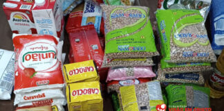 Membros da Igreja Visão em Cristo doam generosamente alimentos para os necessitados Imagem de Destaque