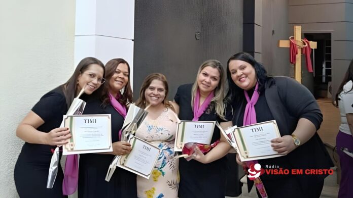 Formatura da APEC Descubra como a formatura na APEC está transformando o Visão Kids e fortalecendo a evangelização das crianças.