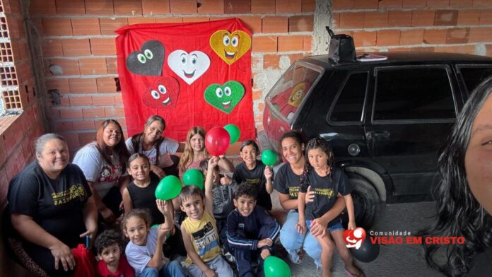 Imagem de Destaque Com louvores animados e uma mensagem poderosa, o Ministério Visão Kids realizou mais um culto evangelístico para crianças da comunidade. Descubra como foi!