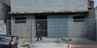 Instalação do portão da frente da nova igreja é concluída Foto da instituição do portão da cor cinza