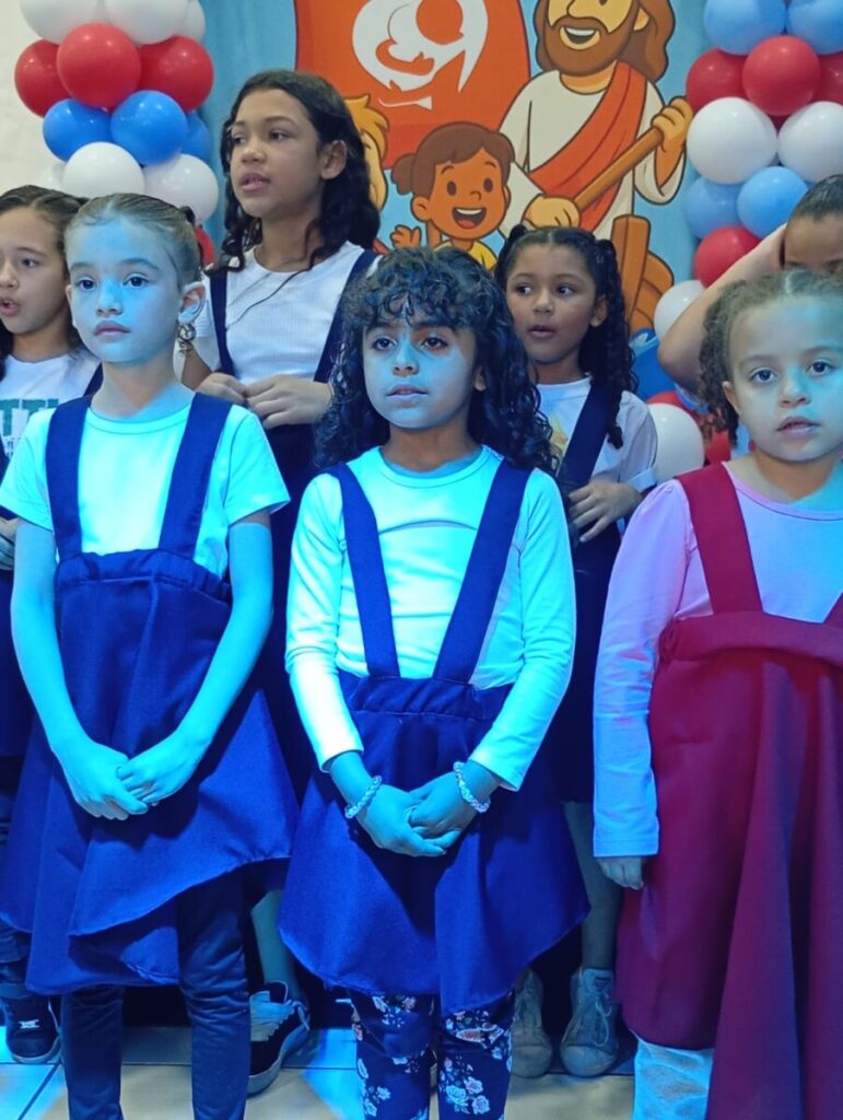 O culto infantil “Navegando com Jesus” da Comunidade Visão em Cristo encantou crianças e visitantes com louvor, teatro e uma mensagem especial.