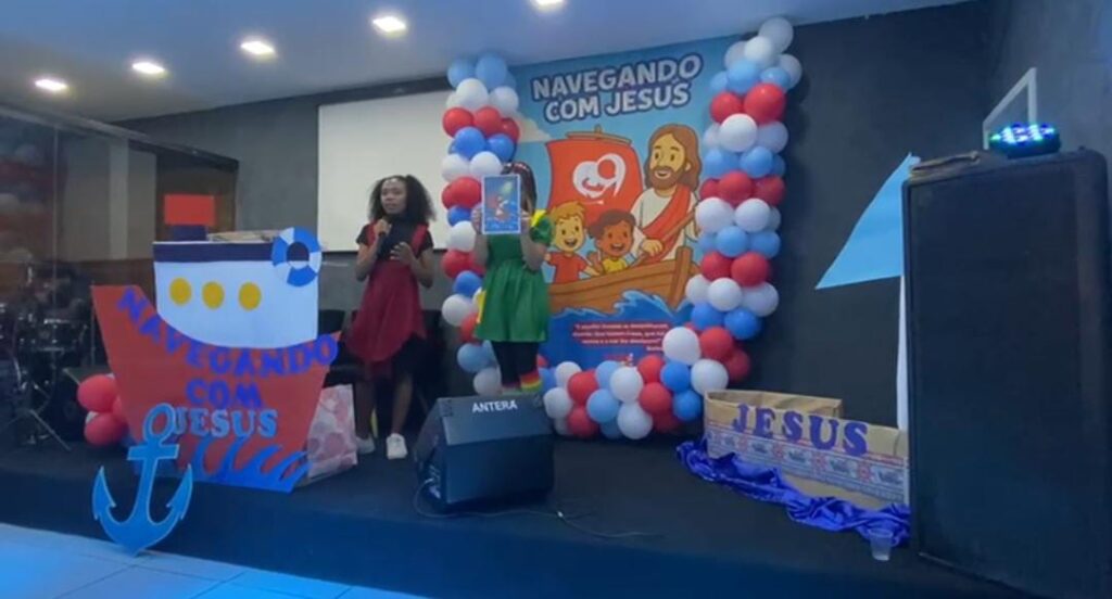 O culto infantil “Navegando com Jesus” da Comunidade Visão em Cristo encantou crianças e visitantes com louvor, teatro e uma mensagem especial.