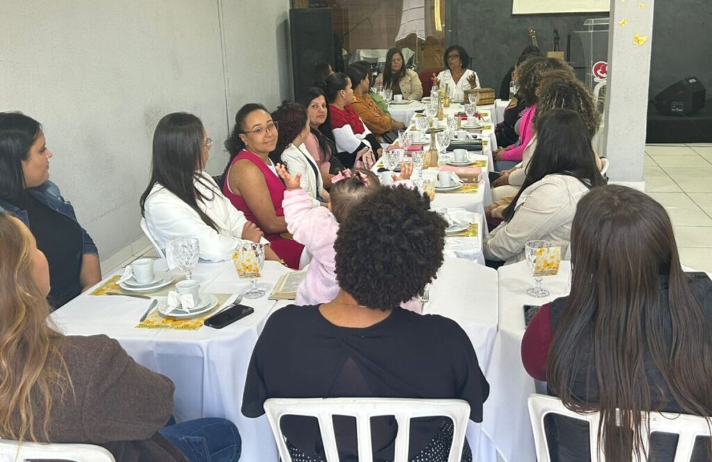 Encontro “Mesa com a Pastora” reuniu as mulheres da Comunidade Visão em Cristo em 09/08/2025 para um bate-papo bíblico e um chá da tarde especial.