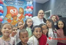 Visão Kids realiza culto especial “Navegando com Jesus” e encanta crianças em Arujá O culto infantil “Navegando com Jesus” da Comunidade Visão em Cristo encantou crianças e visitantes com louvor, teatro e uma mensagem especial.