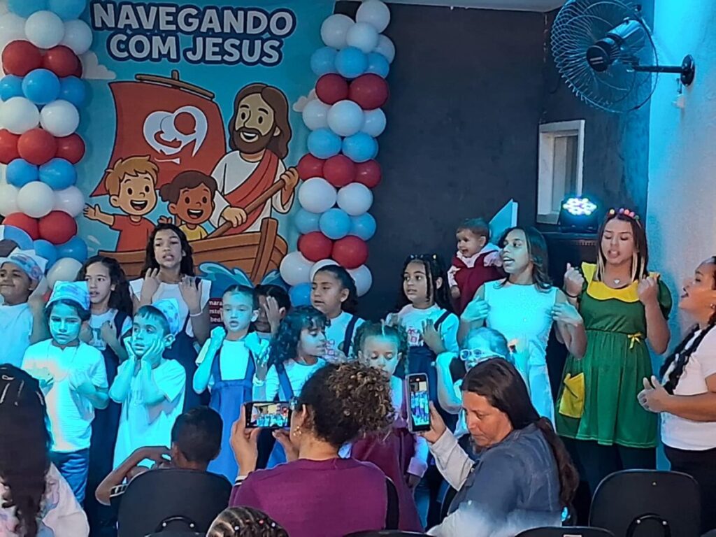 O culto infantil “Navegando com Jesus” da Comunidade Visão em Cristo encantou crianças e visitantes com louvor, teatro e uma mensagem especial.