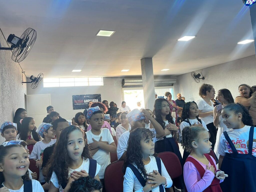 O culto infantil “Navegando com Jesus” da Comunidade Visão em Cristo encantou crianças e visitantes com louvor, teatro e uma mensagem especial.