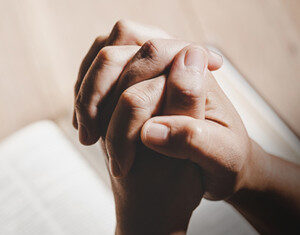 Oração do Pai Nosso: Explorando as Profundezas do Texto Mateus 6.9