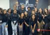 Culto dos Jovens reúne gerações e estilos em uma noite de adoração vibrante na Visão em Cristo Foto do grupo de jovens e adolescentes reuidos com os pastores
