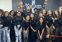 Culto dos Jovens reúne gerações e estilos em uma noite de adoração vibrante na Visão em Cristo Foto do grupo de jovens e adolescentes reuidos com os pastores