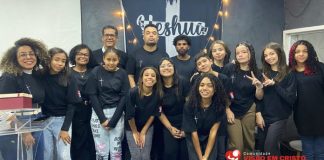 Culto dos Jovens reúne gerações e estilos em uma noite de adoração vibrante na Visão em Cristo Foto do grupo de jovens e adolescentes reuidos com os pastores