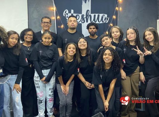 Culto dos Jovens reúne gerações e estilos em uma noite de adoração vibrante na Visão em Cristo Foto do grupo de jovens e adolescentes reuidos com os pastores