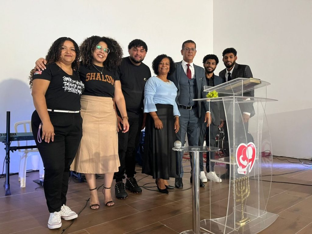 Primeira Santa Ceia no novo templo da Visão em Cristo reuniu louvor, palavra, visita à estrutura e bênção apostólica em 01/05/2026.