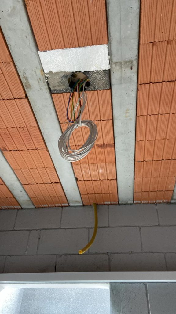 Instalação elétrica do novo templo da Visão em Cristo começou em 01/06/2026 após campanha dos membros e deve ser concluída em 15 dias.