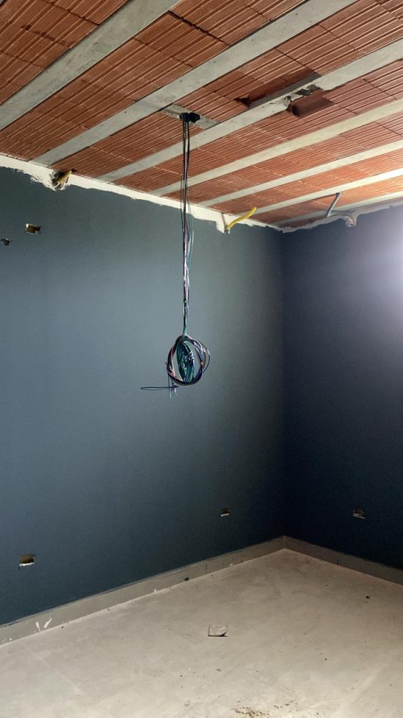 Instalação elétrica do novo templo da Visão em Cristo começou em 01/06/2026 após campanha dos membros e deve ser concluída em 15 dias.