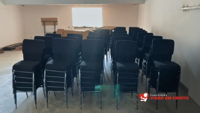 cadeiras chegaram As novas cadeiras da Comunidade Visão em Cristo chegaram, marcando mais uma etapa na preparação do novo templo.